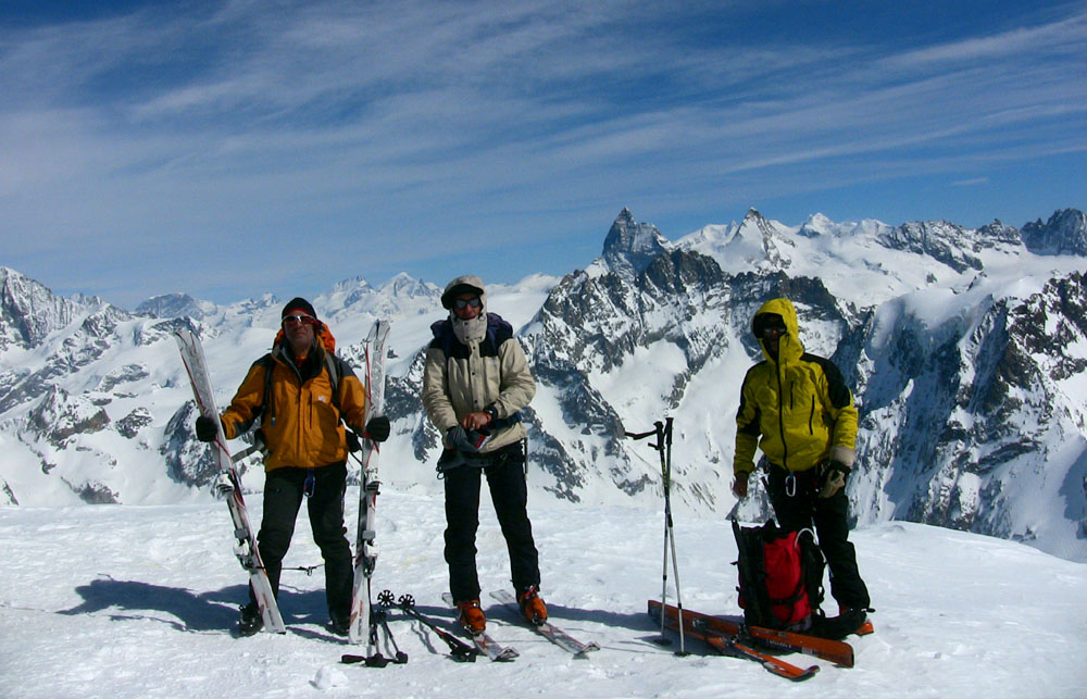 #70 Pigne d Pigne d'Arolla - Sommet 3790m : Jour 4 - La fine équipe sur le point culminant de la haute route. Le Cervin trône majestueux au centre de ce panorama grandiose.