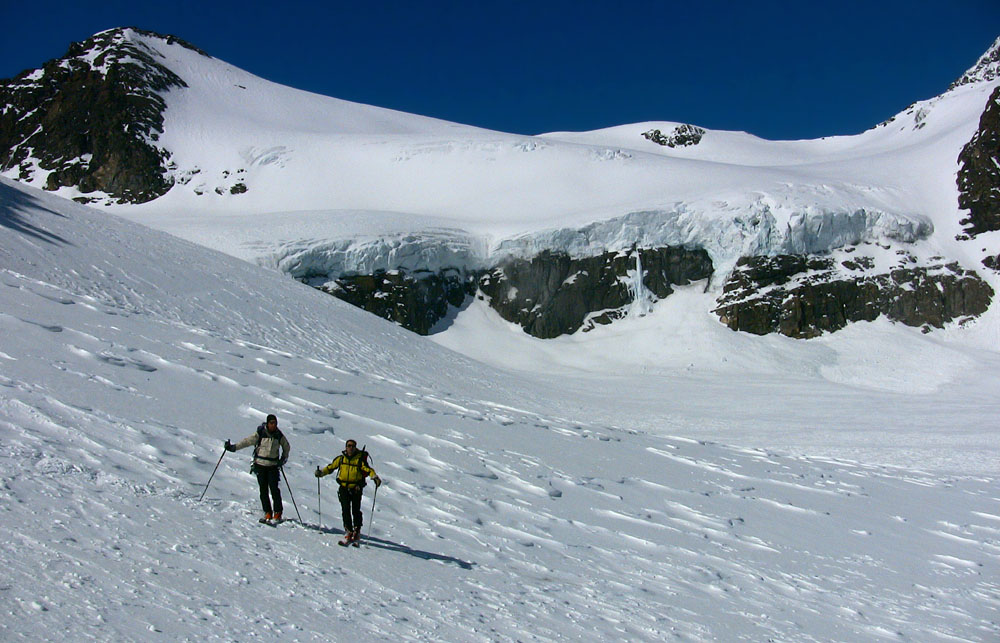 #53 Barre du Glacier Durand : Jour 3 - Cette Barre imposante de Séracs et Rochers que l Barre du Glacier Durand : Jour 3 - Cette Barre imposante de Séracs et Rochers que l'on ne voit pas du haut du col du Sonadon, se contourne par la droite (attention par temps de brouillard !)