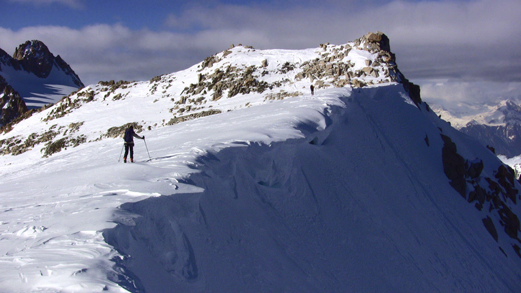 #24 Col Blanc et Tête Blanche:3421 : Troisieme col : On devinne la pente à droite au bout de la corniche pour rejoindre le glacier du Trient. Col Blanc et Tête Blanche:3421 : Troisieme col : On devinne la pente à droite au bout de la corniche pour rejoindre le glacier du Trient.