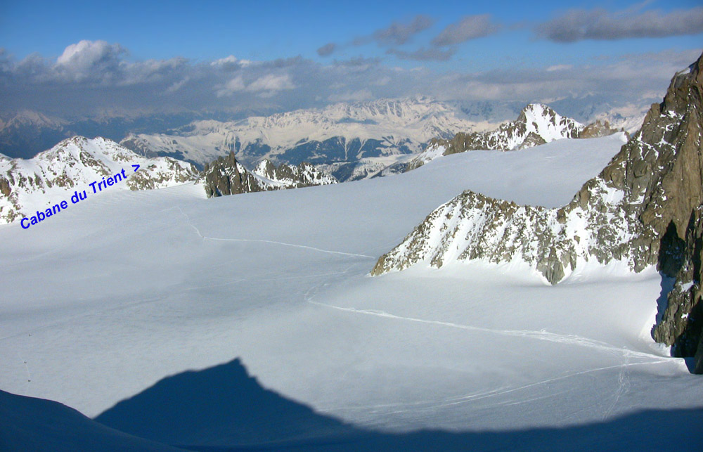 #26 Glacier et Cabanne du Trient : Dernier objectif du jour, la cabane du Trient au bout de l Glacier et Cabanne du Trient : Dernier objectif du jour, la cabane du Trient au bout de l'immense plateau glaciaire du Trient