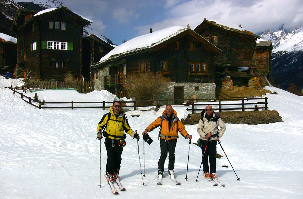 #90 Arrivée à Zermatt : Jour 5 - Arrivée sous un soleil inespéré. Le raid est bouclé avec le plein d Arrivée à Zermatt : Jour 5 - Arrivée sous un soleil inespéré. Le raid est bouclé avec le plein d'images dans la tête pour un bout de temps.