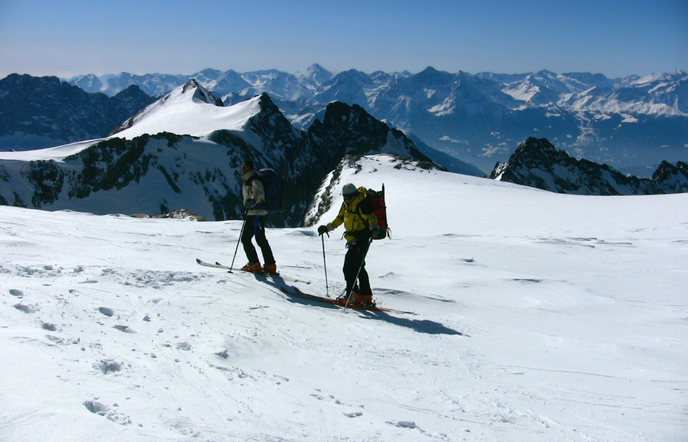 #51 Plateau du Couloir - 3700m : Jour 3 - en route vers le col du Sonadon (second col) après une courte descente sur le glacier du Sonadon. Plateau du Couloir - 3700m : Jour 3 - en route vers le col du Sonadon (second col) après une courte descente sur le glacier du Sonadon.