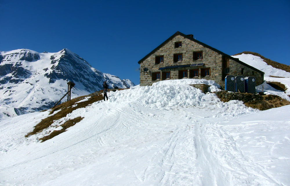 #58 Cabane Chanrion - 2462m : Jour 3 - Arrivée à la cabane Chanrion ou un bon plat de Rösti nous attend.
Nous rencontrons un guide suisse et ses trois clients avec qui nous passons une soirée sympa. Cabane Chanrion - 2462m : Jour 3 - Arrivée à la cabane Chanrion ou un bon plat de Rösti nous attend.
Nous rencontrons un guide suisse et ses trois clients avec qui nous passons une soirée sympa.