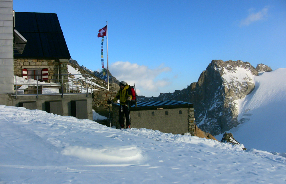 #31 Cabane du Trient - 3170m : Dominique arrive. Fin de notre prémière étape. Cabane du Trient - 3170m : Dominique arrive. Fin de notre prémière étape.