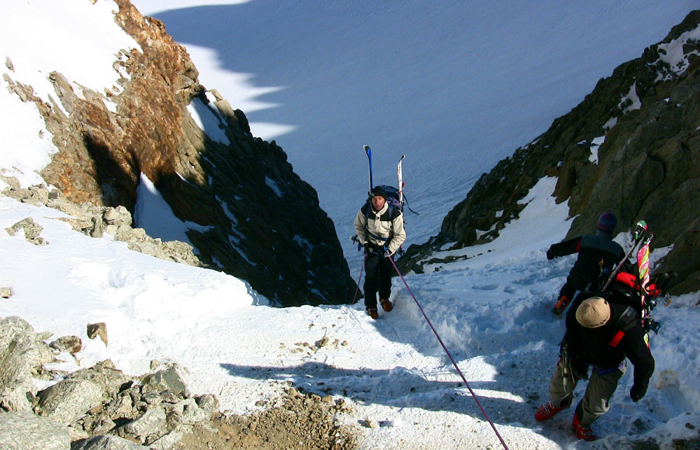 #15 Patrick descend en rappel : Le reste se fera en désescalade en crampons jusqu Patrick descend en rappel : Le reste se fera en désescalade en crampons jusqu'au glacier de saleina.