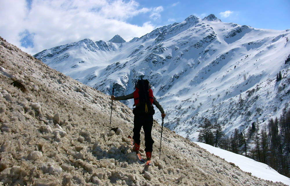 #43 Vallon de Valsorey : Jour 2 - De nombreuses avalanches ralentissent le cheminement Vallon de Valsorey : Jour 2 - De nombreuses avalanches ralentissent le cheminement