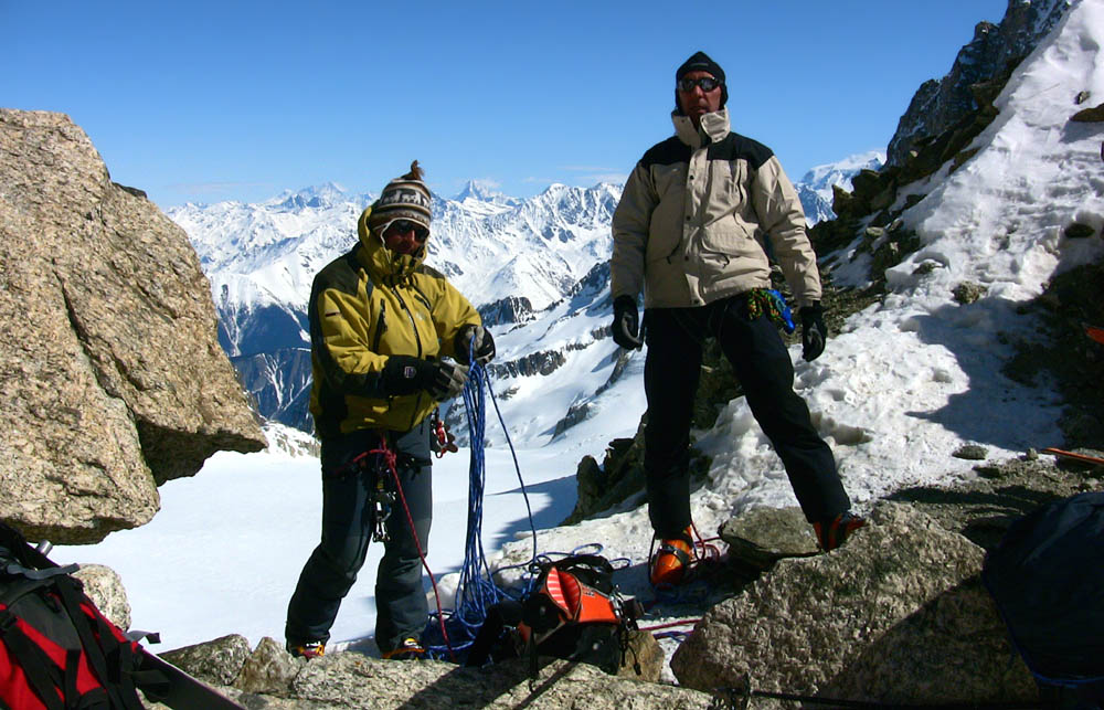 #14 Au col du Chardonnet - 3321m : Le couloir N est en mauvaise condition.
Patrick prépare le rappel avec une autre cordée. Au col du Chardonnet - 3321m : Le couloir N est en mauvaise condition.
Patrick prépare le rappel avec une autre cordée.