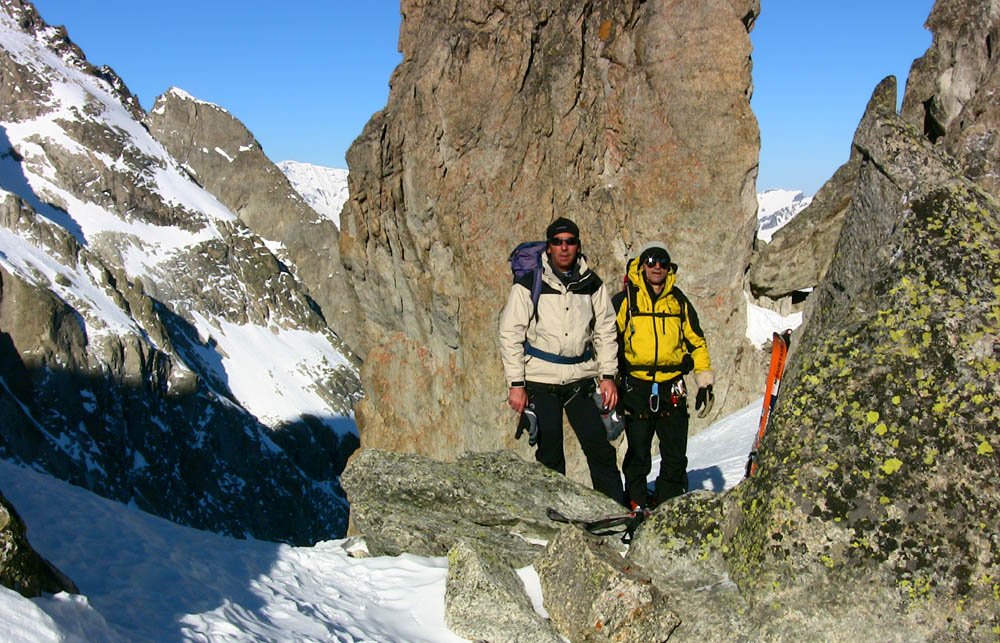 #3 Col des Ecandies : Jour 2 - Domi et patrick au col: Une rafale de vent a couché Dominique au sol dans la montée (heureusement faite en crampons !) Col des Ecandies : Jour 2 - Domi et patrick au col: Une rafale de vent a couché Dominique au sol dans la montée (heureusement faite en crampons !)