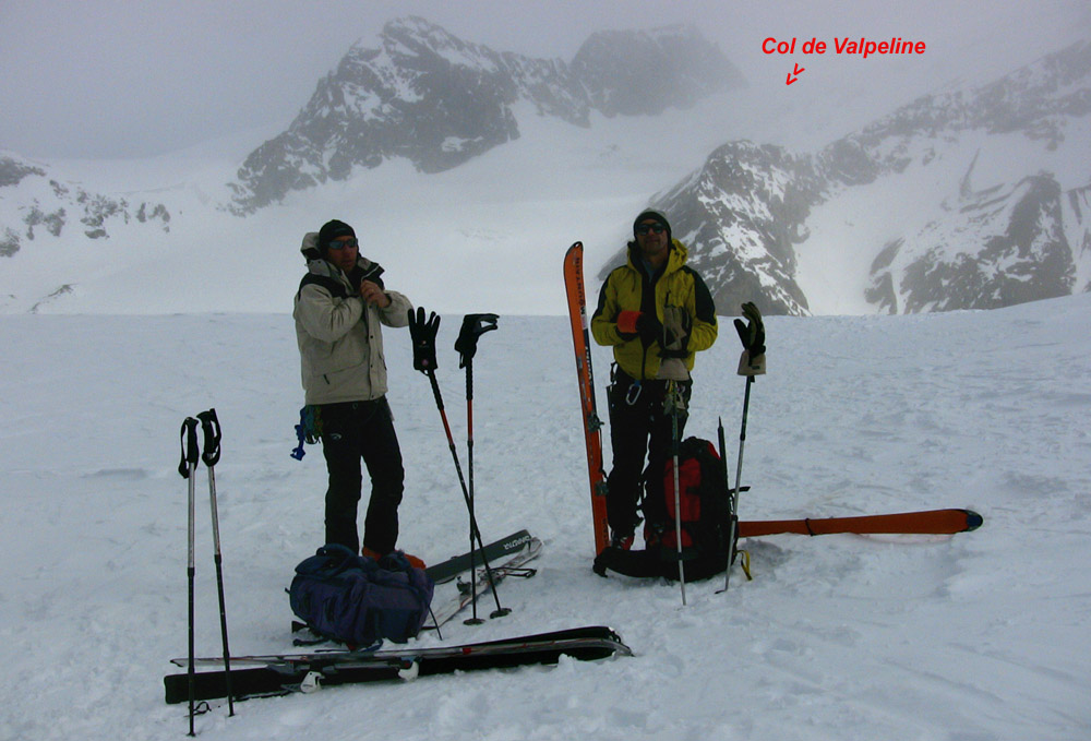 #84 Col du Mt Brulé : Jour 5 - Le temps change brusquement. Vent et nuages arrivent. Il va falloir affronter la tempète pour atteindre le col de Valpeline. Col du Mt Brulé : Jour 5 - Le temps change brusquement. Vent et nuages arrivent. Il va falloir affronter la tempète pour atteindre le col de Valpeline.