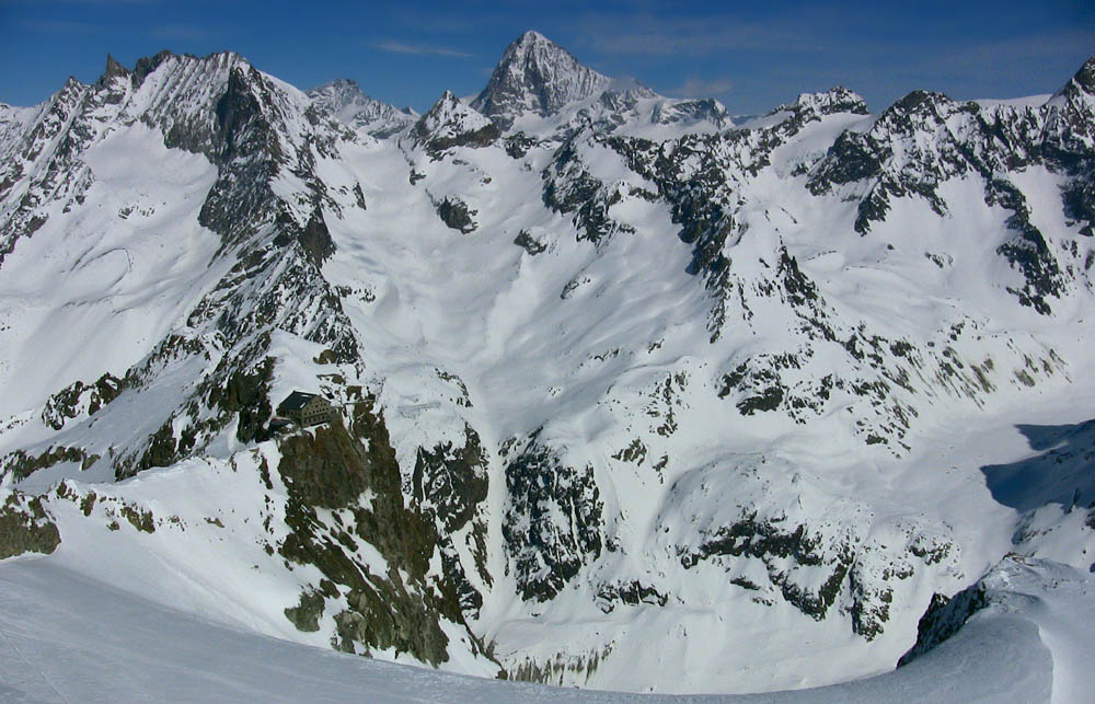 #73 Cabane des Vignettes en vue : Jour 4 - Après 600m de descente, la cabane des Vignettes, accrochée au dessus du vide, notre dernier refuge pour ce raid valaisan. Cabane des Vignettes en vue : Jour 4 - Après 600m de descente, la cabane des Vignettes, accrochée au dessus du vide, notre dernier refuge pour ce raid valaisan.