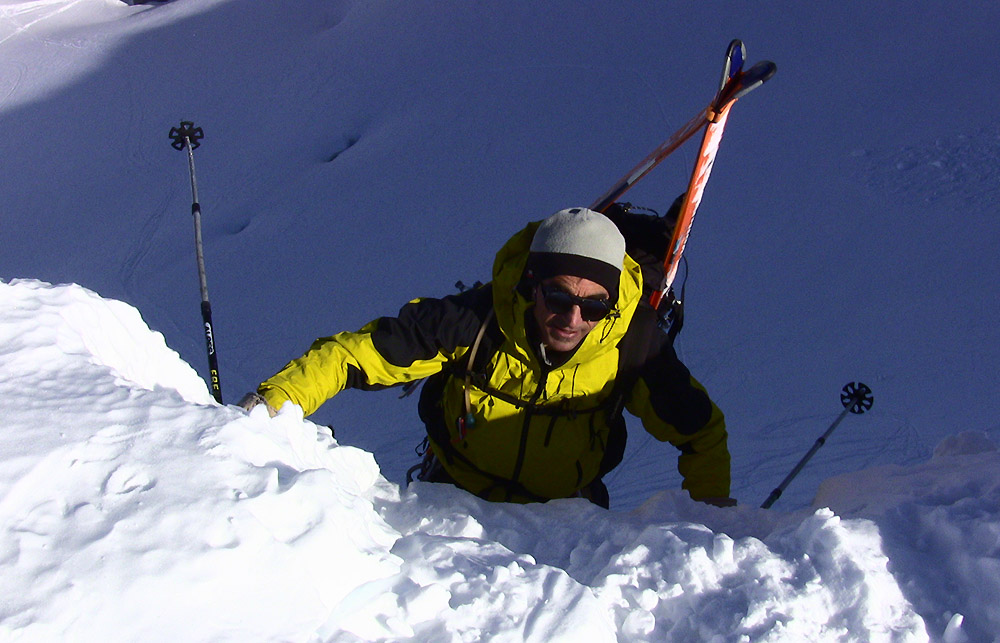 #27 Col Blanc: Pente raide : Dominique se lance skis sur le dos Col Blanc: Pente raide : Dominique se lance skis sur le dos