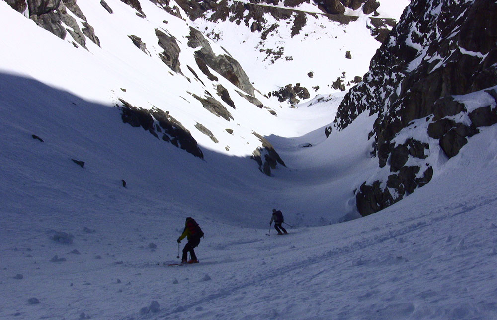 #55 Gorge du Galcier du Mt Durand : Jour 3 - Compte tenu du bon enneigement, nous choisirons de descendre directement le Glacier du Mt Durand par l Gorge du Galcier du Mt Durand : Jour 3 - Compte tenu du bon enneigement, nous choisirons de descendre directement le Glacier du Mt Durand par l'itinéraire de la gorge jusqu'à son point le plus bas (2107m). Bon choix car on aura droit à de la poudre s