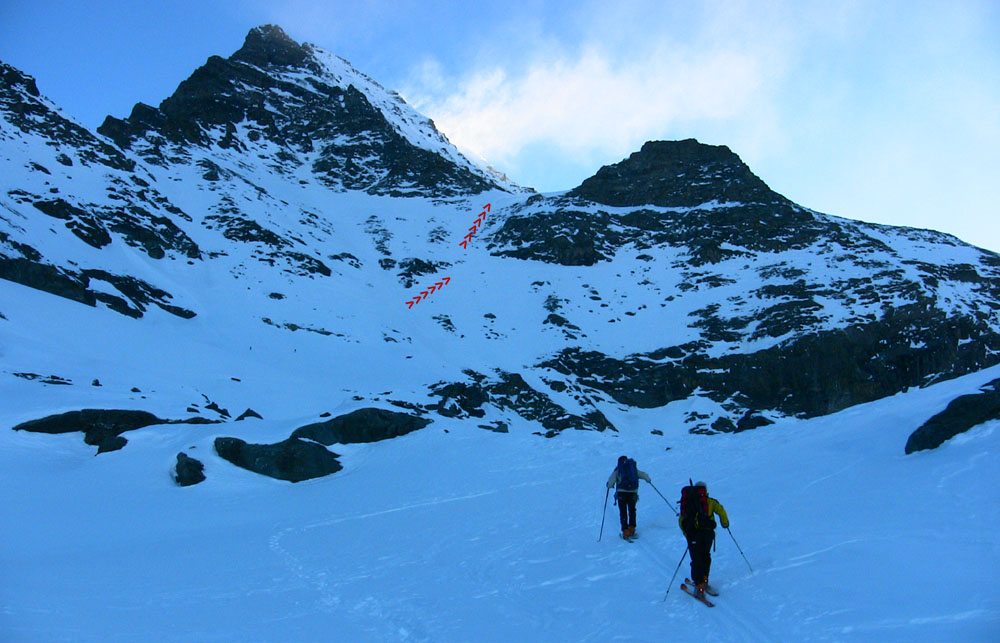 #49 Combin de Valsorey et Couloir : Jour 3 - La montée au Plateau du Couloir se fera en crampons sur 300m de déniv. Combin de Valsorey et Couloir : Jour 3 - La montée au Plateau du Couloir se fera en crampons sur 300m de déniv.