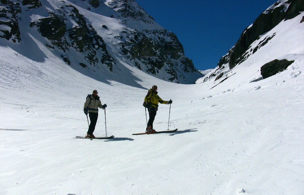 #56 Gorge du Glacier du Mt Durand : Jour 3 - Le Bas de la Gorge est super bien rempli et nous permet une descente intégrale du glacier depuis le Col du Sonadon sur 1500m de deniv avec poudre en prime ! Gorge du Glacier du Mt Durand : Jour 3 - Le Bas de la Gorge est super bien rempli et nous permet une descente intégrale du glacier depuis le Col du Sonadon sur 1500m de deniv avec poudre en prime !