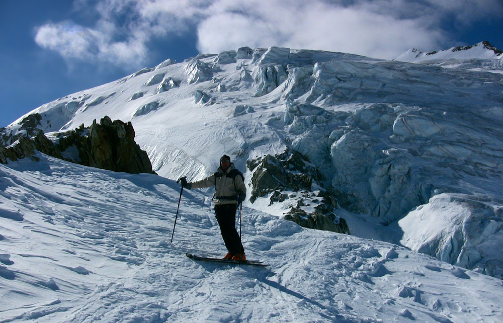 #75 Séracs du Pigne d Séracs du Pigne d'Arolla : Jour 4 - Patrick près du refuge, dominé par les séracs, on aperçoit le sommet du Pigne d'Arolla.