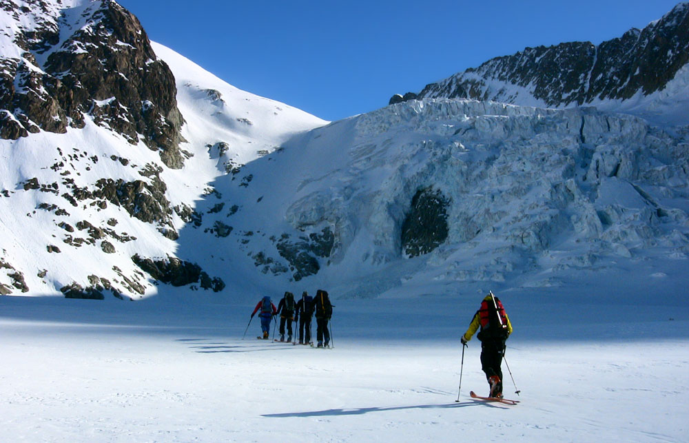 #62 Barre de Seracs-Glacier Brenay : Jour 4 - Nos amis suisses vont remonter le couloir à gauche de la barre de Séracs en crampons.
Nous avons choisi pour notre part l Barre de Seracs-Glacier Brenay : Jour 4 - Nos amis suisses vont remonter le couloir à gauche de la barre de Séracs en crampons.
Nous avons choisi pour notre part l'itinéraire du glacier et du mur de la Serpentine. Nous nous retrouverons au col du br