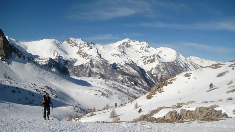 J4 : Tête de Siguret : En arrière plan la rive gauche de la vallée de Larche