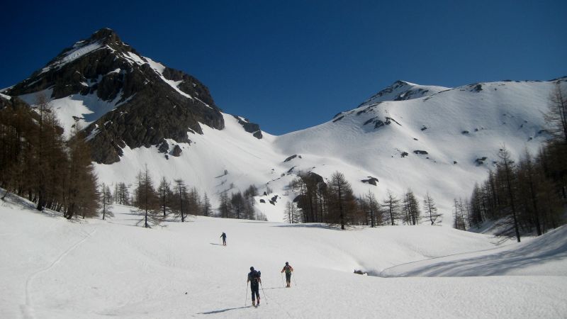 #1 J1 : Trou de l J1 : Trou de l'Aigle : Attaque des pentes du Mont Pellet sur la droite et col de la Petite Cayolle derrière le collu à droite.