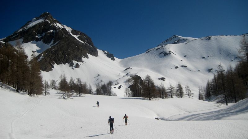 J1 : Trou de l'Aigle : Attaque des pentes du Mont Pellet sur la droite et col de la Petite Cayolle derrière le collu à droite.