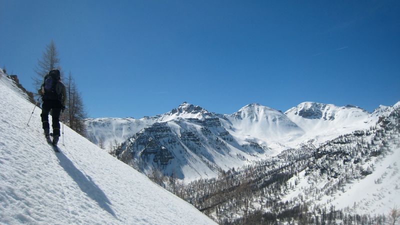 #13 J2 : Montée à Colombart : C J2 : Montée à Colombart : C'est raide ! Au fond vue sur le vallon de la Braisse que l'on vient de descendre