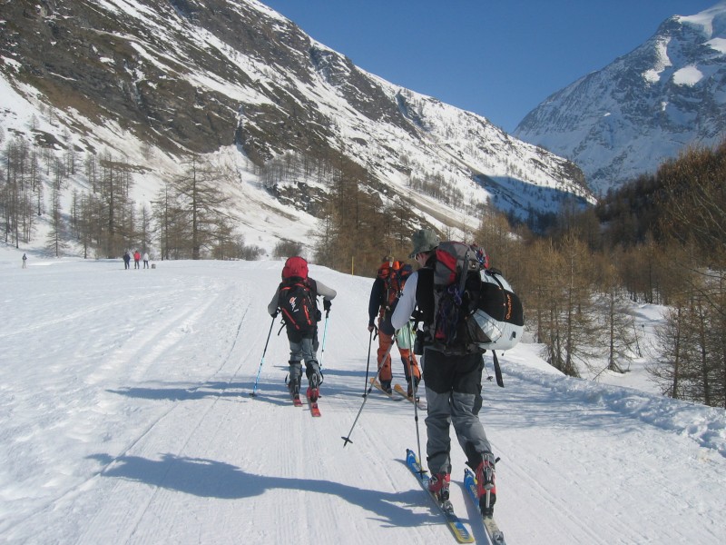 Montée au refuge d'Avérole : bien chargés !