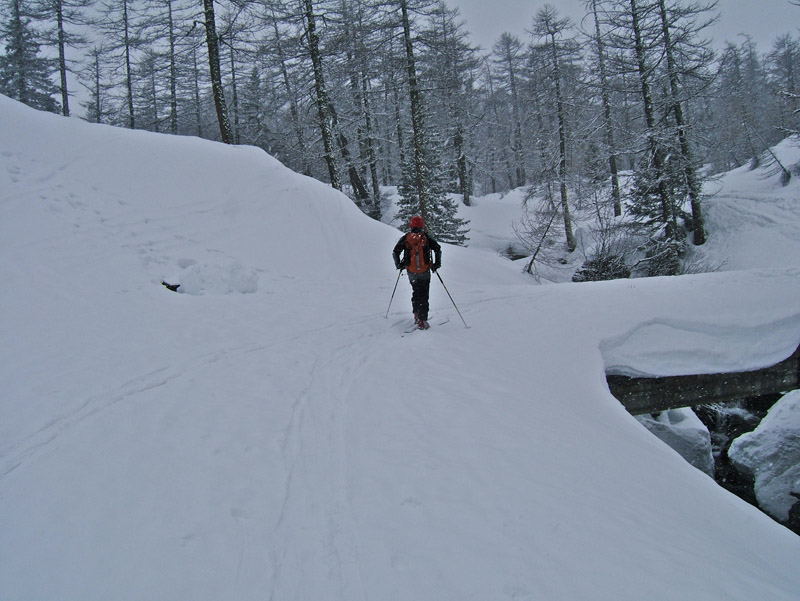 #3 Escuzier : Le pont avant le replat de Sestrière et à gauche "tache noire dans la neige" de mon ami franc le Préau abritant les panneaux du Parc Mercantour recouvert au moins par 50cm de neige. Escuzier : Le pont avant le replat de Sestrière et à gauche "tache noire dans la neige" de mon ami franc le Préau abritant les panneaux du Parc Mercantour recouvert au moins par 50cm de neige.