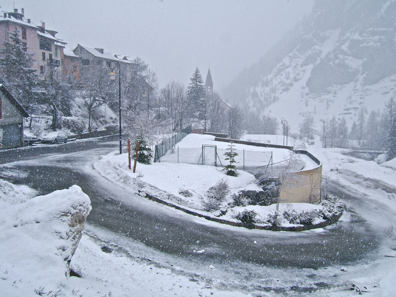#10 Escuzier : La neige commence a accrocher sur le bitume. Escuzier : La neige commence a accrocher sur le bitume.