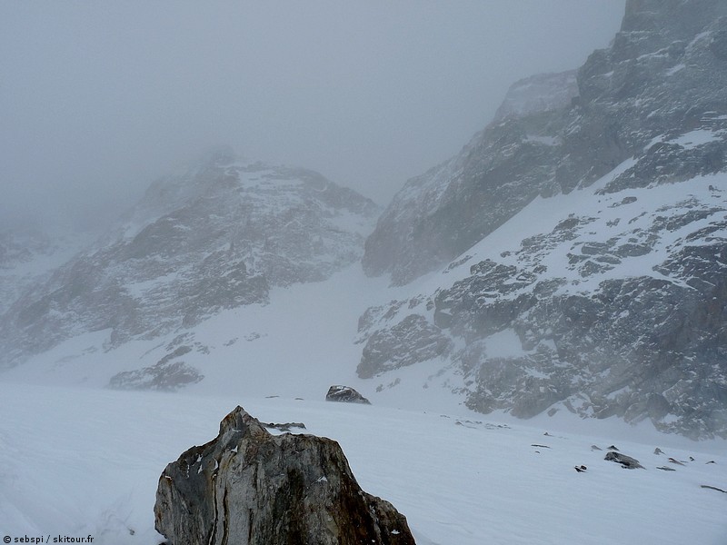 #1 Couloir de Pie Berarde : C Couloir de Pie Berarde : C'est par la on dirait...
(tiens je viens de voir l'option 'activer le copyright'!! j'essaie, trop fort skitour!!)