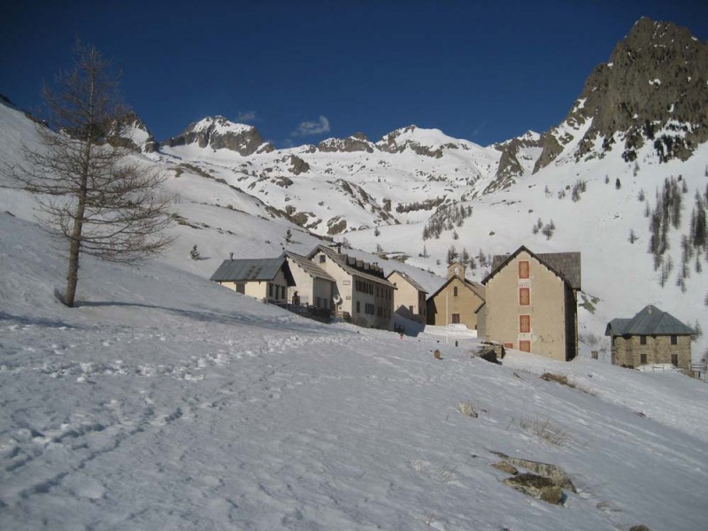 #10 Madone de Fenestre : le refuge dominé par la cime du Gelas Madone de Fenestre : le refuge dominé par la cime du Gelas