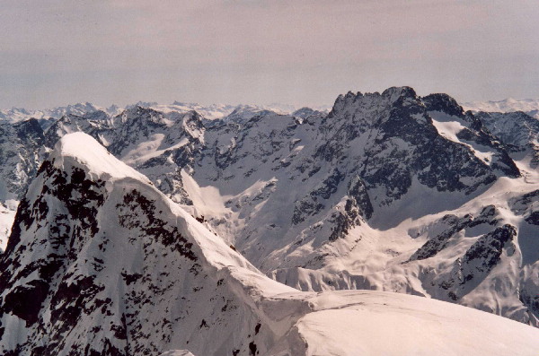 #10 Sirac : Le Sirac de profil avec la voie Tardivel connu de certains skitouriens et la bréche en V du Sirac encore à gauche, itinéraire classique en ski-alpinisme Sirac : Le Sirac de profil avec la voie Tardivel connu de certains skitouriens et la bréche en V du Sirac encore à gauche, itinéraire classique en ski-alpinisme