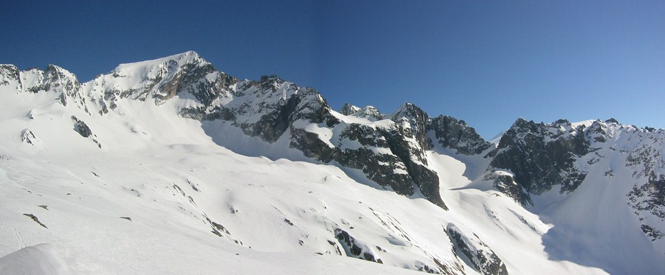 #6 Depuis le refuge du Grand Bec : Un petit pano depuis le refuge du Grand Bec. A gauche, la pointe du Creux Noir et son couloir en Banane (Le plus étroit). Depuis le refuge du Grand Bec : Un petit pano depuis le refuge du Grand Bec. A gauche, la pointe du Creux Noir et son couloir en Banane (Le plus étroit).