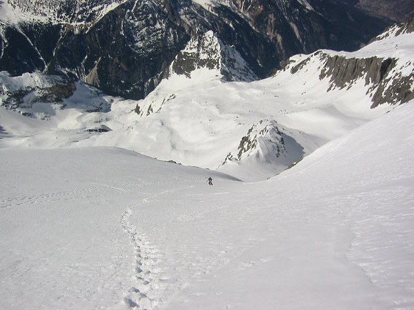 #2 Bruno en pleine pente : C Bruno en pleine pente : C'est bientôt le sommet !
Au fond la pointe de la Vuzelle et au pied, le refuge du Grand Bec.