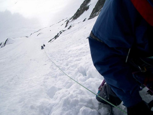 Le couloir du col des Ecrins : La dernière pente de neige sous le Col. 200 m à 45°, neige dure...on descend à pied encordés!