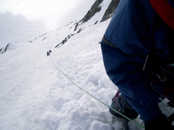 #4 Le couloir du col des Ecrins : La dernière pente de neige sous le Col. 200 m à 45°, neige dure...on descend à pied encordés! Le couloir du col des Ecrins : La dernière pente de neige sous le Col. 200 m à 45°, neige dure...on descend à pied encordés!