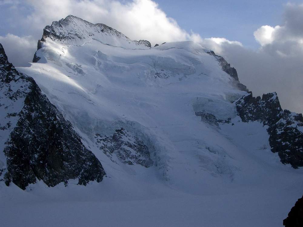 #1 Vue du refuge des Ecrins : La montée au Dome, visible depuis le refuge des Ecrins. La rampe centrale ne semble pas etre en bonnes conditions. Vue du refuge des Ecrins : La montée au Dome, visible depuis le refuge des Ecrins. La rampe centrale ne semble pas etre en bonnes conditions.