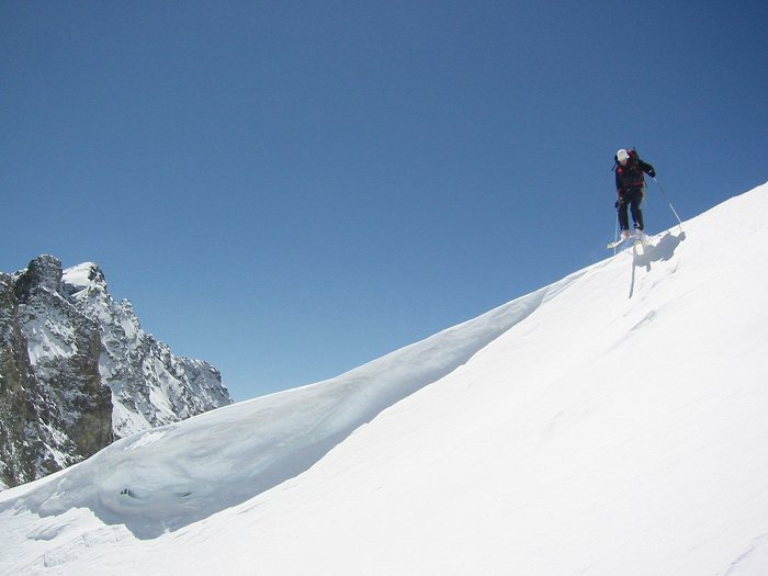 Descente du mont Gelé : Une petite corniche qui traîne en descendant du Mont Gelé