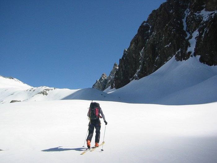 En montant au Gelé : David pousse ses peaux sur le long glacier qui mêne au mont Gelé.