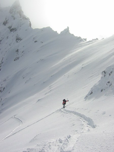 #2 col du vallon de la route : Gigi dans les derniers virages. En face le point 2986 col du vallon de la route : Gigi dans les derniers virages. En face le point 2986