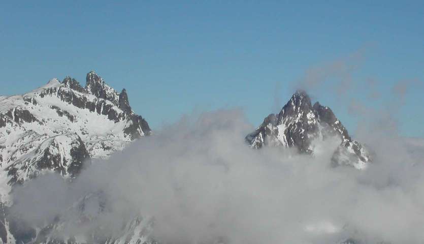 Grand Pic et Charnier : Les nuages envahissent doucement les lieux, il est temps de quitter la cime paisible.
