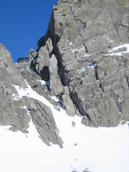 Brêche de Tuquerouye : Le versant sud, son refuge, sa caillasse...