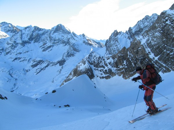 Hourquette de Pailla : Première descente de ce raid, au fond le cirque d'Estaubé