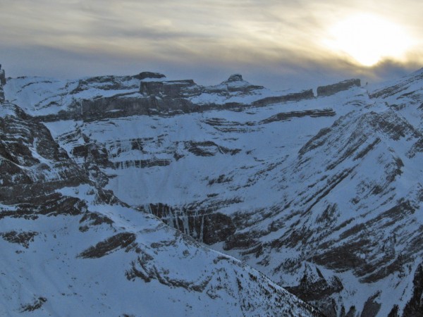 Cirque de Gavarnie : Vue sur le cirque et la brêche de Roland depuis le Piméné