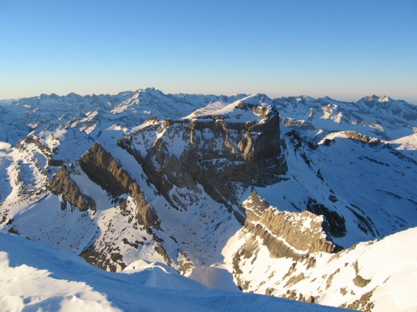 Vue du sommet du Mont Perdu : Lumière du soir sur la frontière