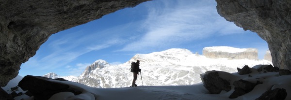 Grotte Casteret : Du fond de sa grotte, un ours observe Jip...
Au fond, Taillon, fausse brêche, et "brecha de Rolando"