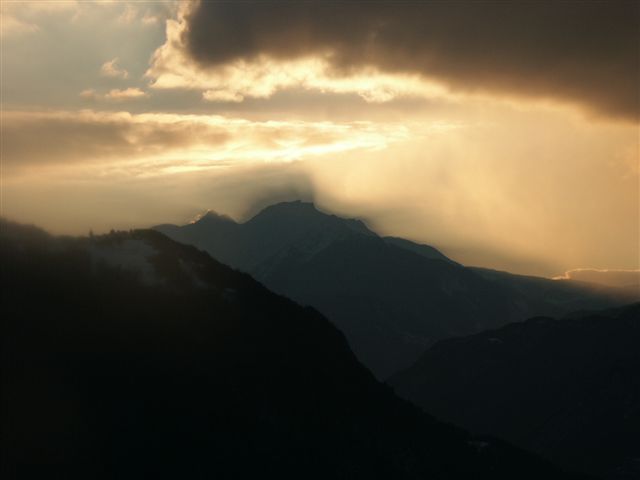 #3 Rocheboc : Curieux jeux entre les nuages et le soleil couchant. Rocheboc : Curieux jeux entre les nuages et le soleil couchant.