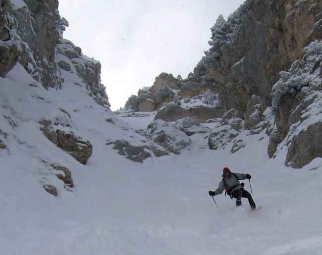 #2 Denis envoie ! : Denis attaque dans la poudre légère accumulée dans le bas du couloir. Denis envoie ! : Denis attaque dans la poudre légère accumulée dans le bas du couloir.