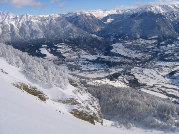 #2 Couloir de Manouel : Vue plongeante sur le couloir de Manouel. Au deuxième plan, le fort de Mont Dauphin et la ville de Guillestre. Couloir de Manouel : Vue plongeante sur le couloir de Manouel. Au deuxième plan, le fort de Mont Dauphin et la ville de Guillestre.