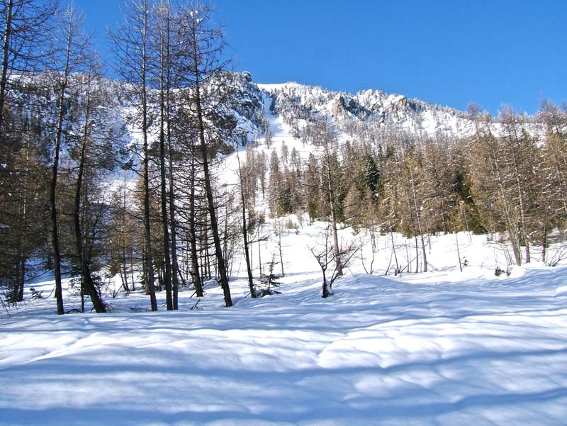 #2 Tête Ronde de l Tête Ronde de l'Escuzier : A l'endroit de l'Avalanche habitelle qui coupe la route on voit bien les caneaux qu'ont laissé la pluie.