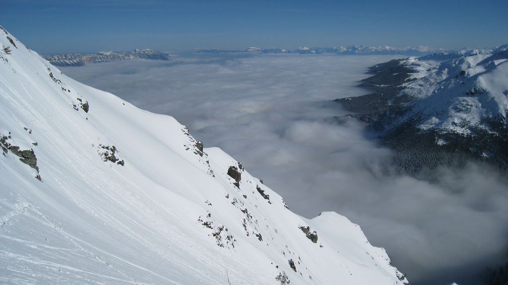 Mer de nuages : la mer de nuages vient lecher les balcons de Belledonne