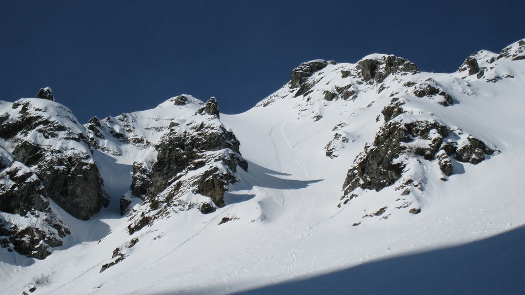 #4 Barlet couloir NNE : la rive gauche a déjà commencé à purger Barlet couloir NNE : la rive gauche a déjà commencé à purger